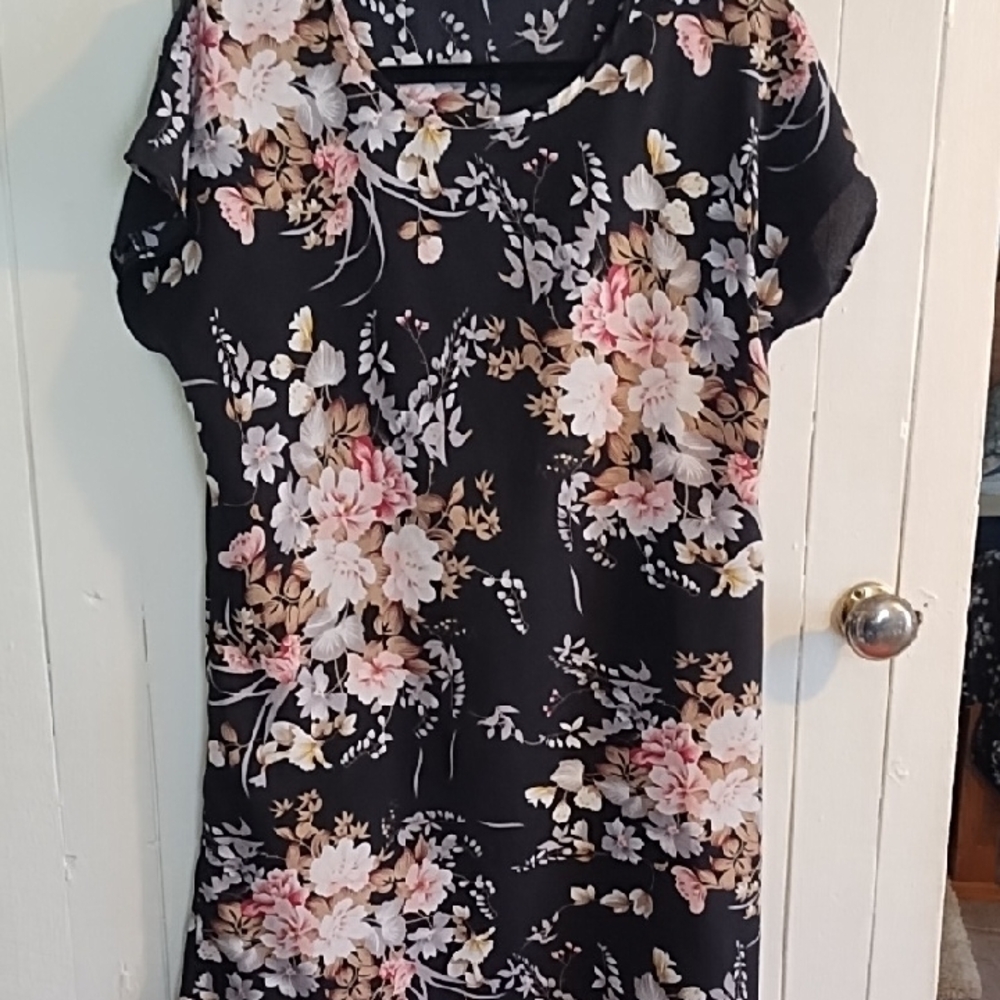 SHEIN Black Floral Short Sleeve Top Small Like New.